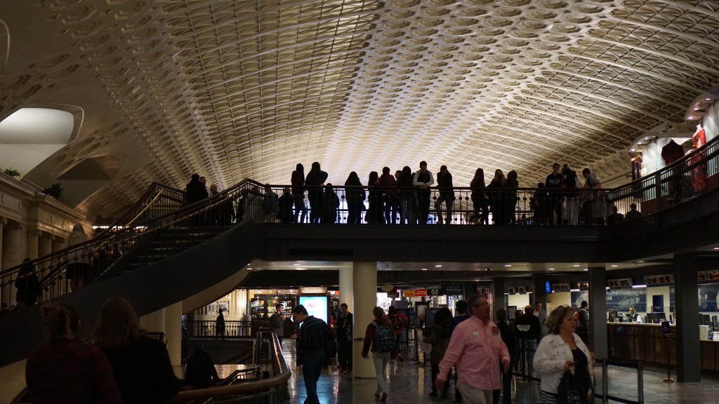 Union-Station-peopl-on-overpass